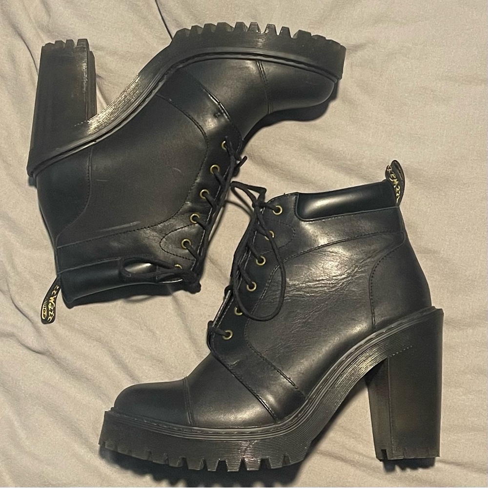 Offers Welcome! Dr. Martens Averil 6 Eye Leather Heeled Ankle Leather Boots - Picture 4 of 7
